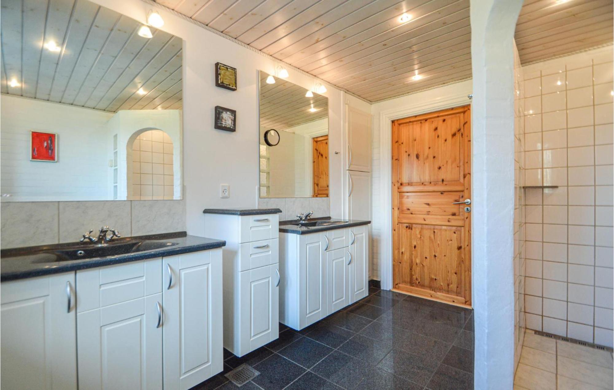 Awesome Home In Bredebro With Kitchen Ballum 외부 사진