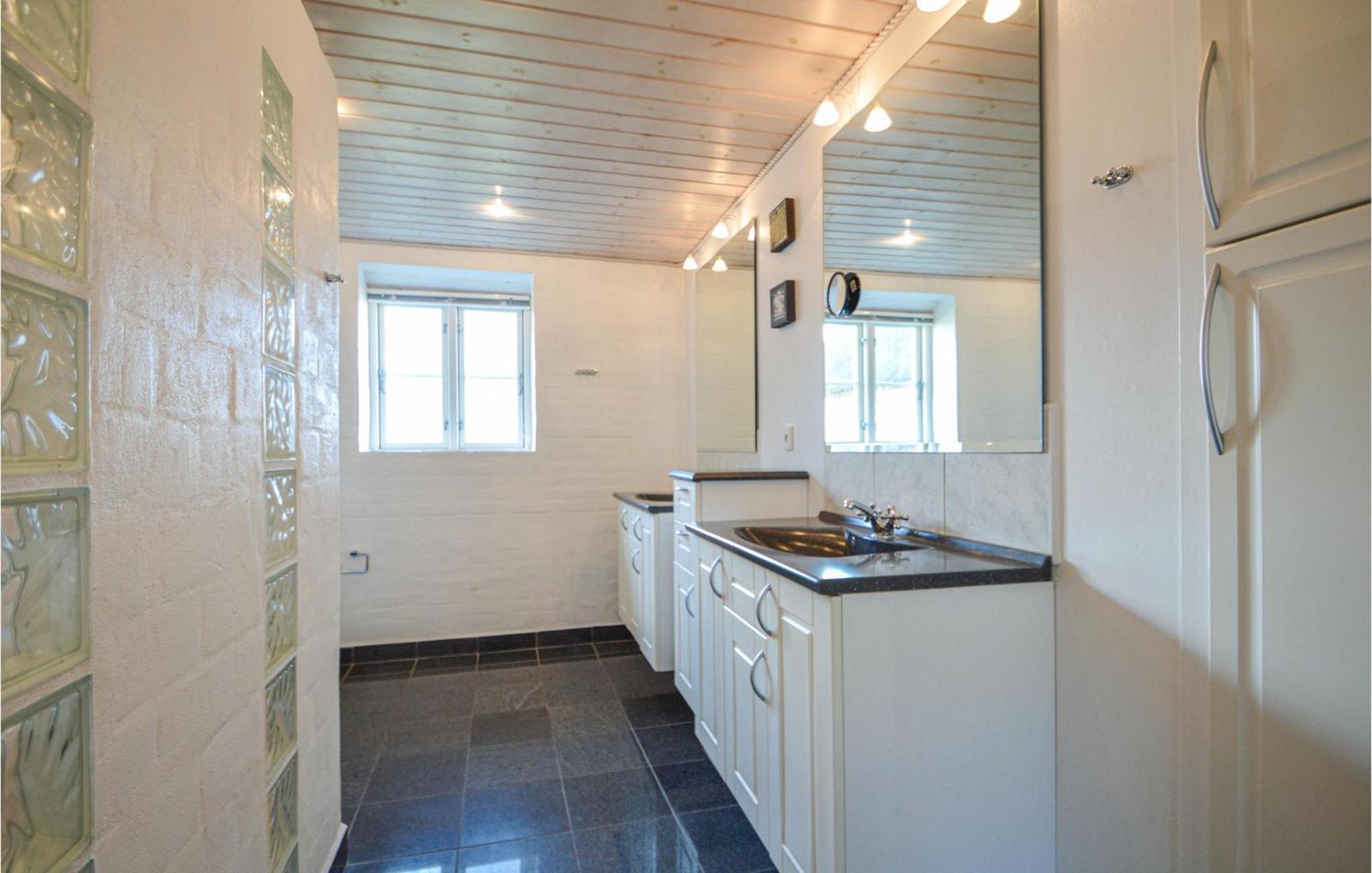 Awesome Home In Bredebro With Kitchen Ballum 외부 사진