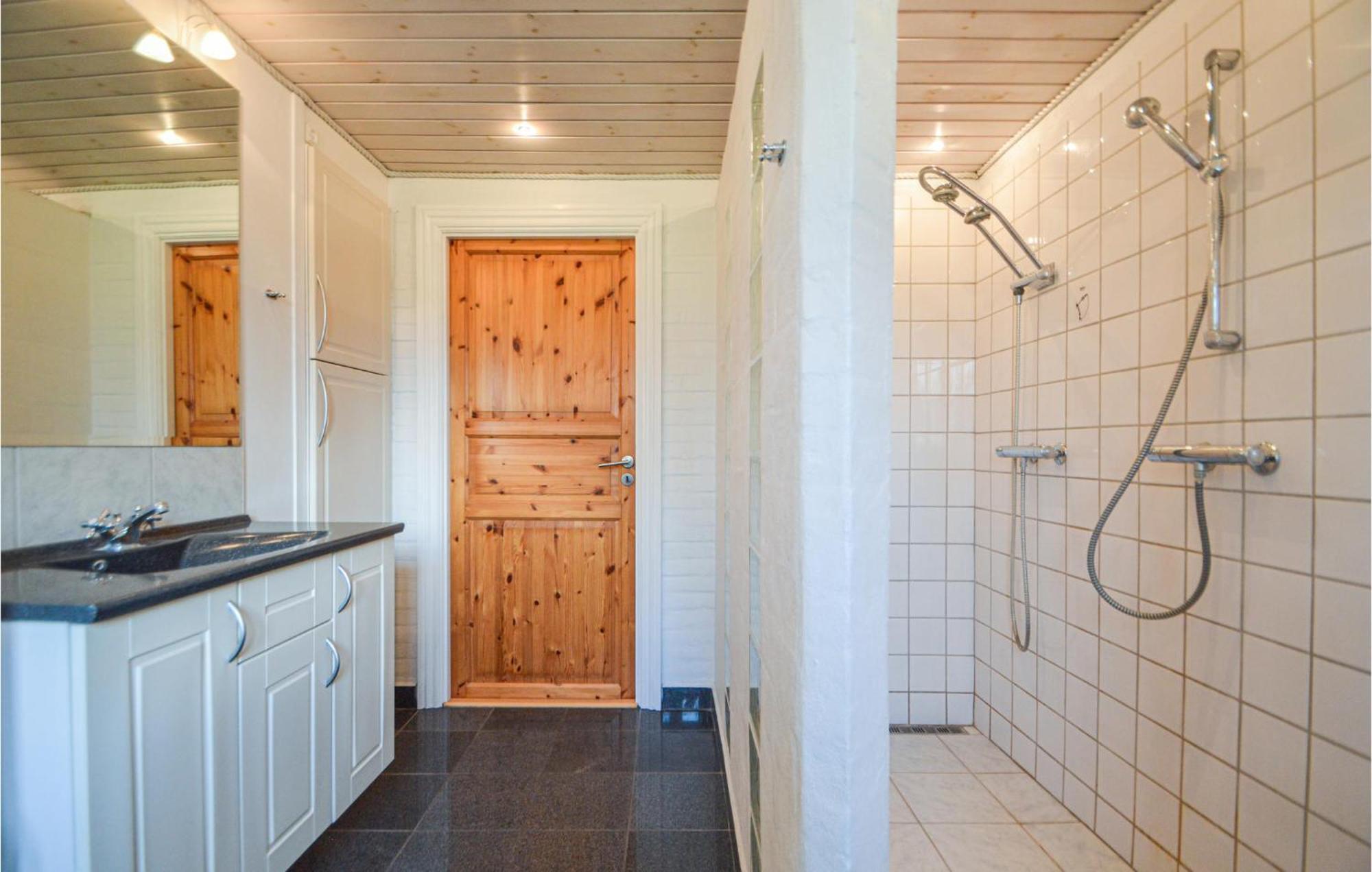 Awesome Home In Bredebro With Kitchen Ballum 외부 사진